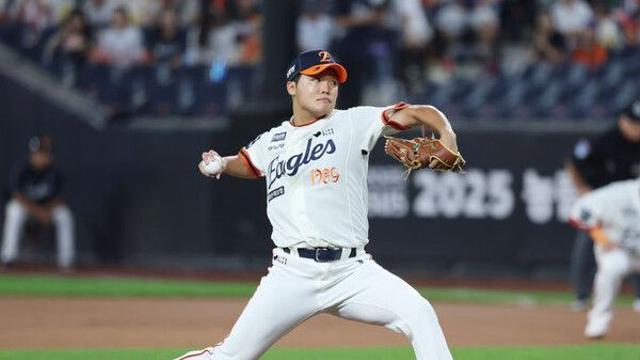 폰세 대신 나선 한화 정우주, LG전 3⅓이닝 무실점 쾌투