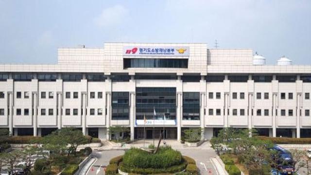 수원 고층 아파트 난간에 매달린 여성, 소방당국에 의해 구조