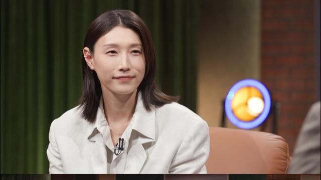 ‘신인감독’ 김연경, 손석희 만나…눈물 글썽