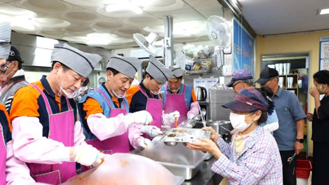 훈훈한 정(情) 넘치는 포스코의 한가위… 포항제철소, 급식봉사 및 전통시장 장보기로 지역에 '활력' 더하기