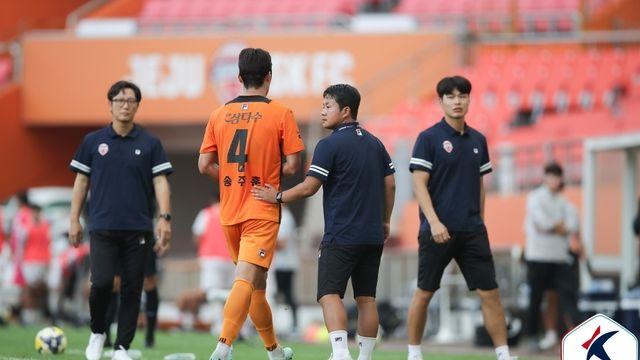 프로연맹 '1경기 레드카드 4장' 제주와 선수들에 경위서 요청