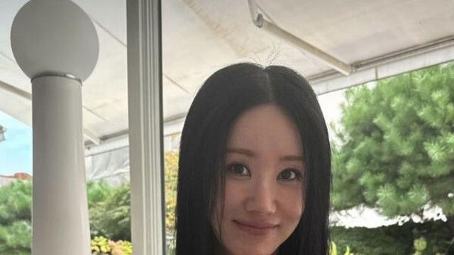 엄정화 반려견과 행복한 일상…케익 들고 활짝