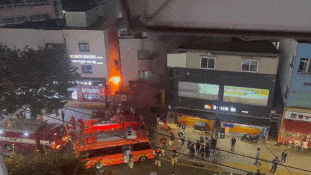 종로구 창신동 오토바이 판매점 건물서 불…인명피해 없어