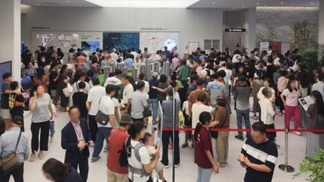 현대건설 '힐스테이트 사직아시아드' 견본주택에 인파 몰려