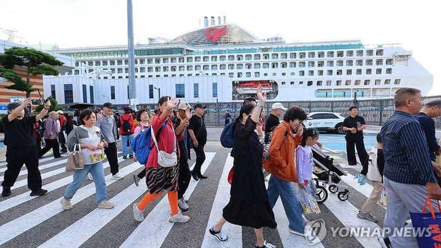 '中 무비자' 첫날 인천항에 유커 2천800명…부산·제주도 기대감