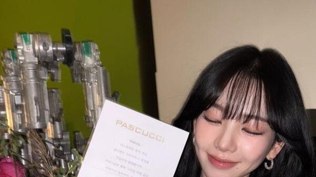 카리나 꽃다발 들고 활짝…눈부신 미모