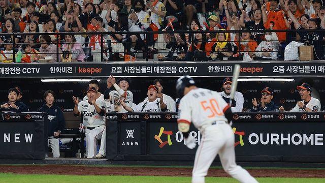 '우리 집에선 안 돼'…한화, LG 잡고 1위 경쟁 '끝까지'