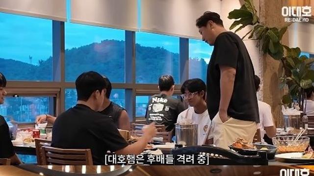 영수증 보고 깜짝! 이대호, 후배들 위해 또 '1300만원 대게 플렉스'