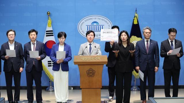 與, 법무부·특검에 