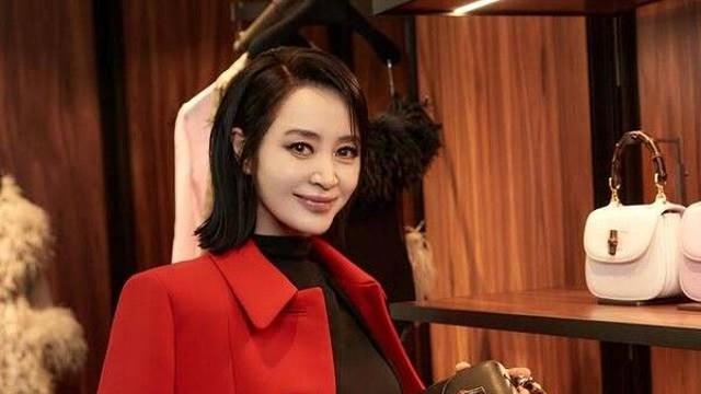 김혜수, 올블랙 룩에 '레드 코트'로 독보적 아우라…55세 믿기지 않는 늘씬 각선미