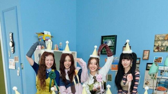 트와이스, '10년 불변 장난기, 시트콤급 유쾌미모'…10주년 앨범 첫 콘셉트컷 공개
