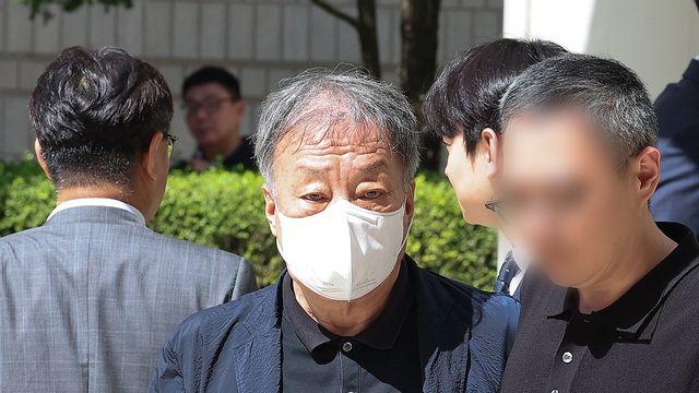 '5억대 뇌물' 윤우진 前세무서장 1심 징역 3년…법정구속 면해