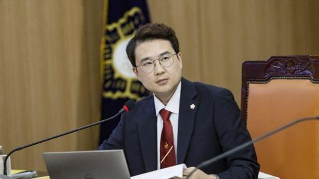 '모르는 여성 추행' 홍원표 예산군의원 사퇴…논란 일주일만