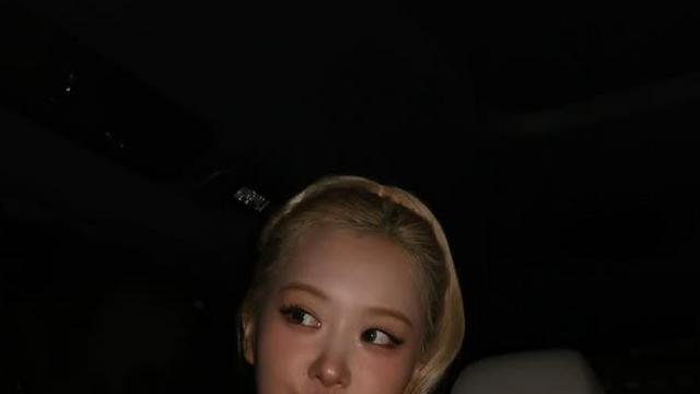 로제, 파리에서 ‘인종차별 논란’…글로벌 팬들 격분