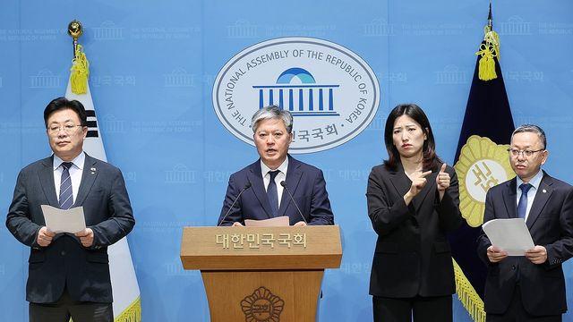 與 