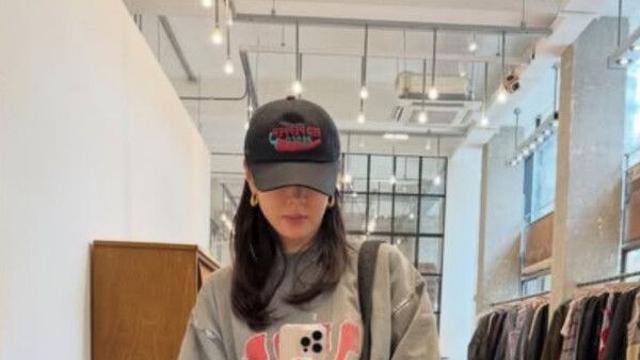 손예진 '어쩔수가없다' 굿즈 입고 찰칵…대학생인 줄