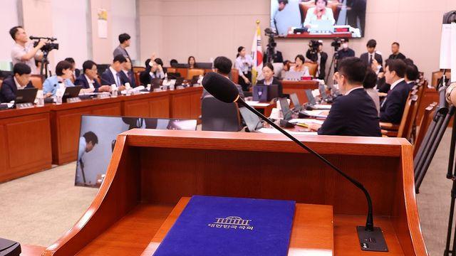 '조희대 없는 조희대 청문회'…대거 불출석에 고성·비난만 난무