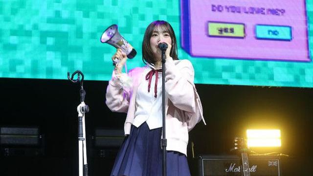 응원봉 논란…QWER 시연 