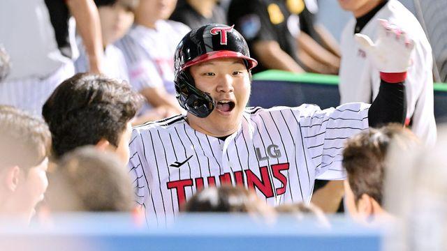 '3G 연속 선발 제외' 문보경, 4번타자로 선발 라인업 복귀…'매직넘버1' LG, 안방서 축배 들어 올릴까 [잠실 현장]