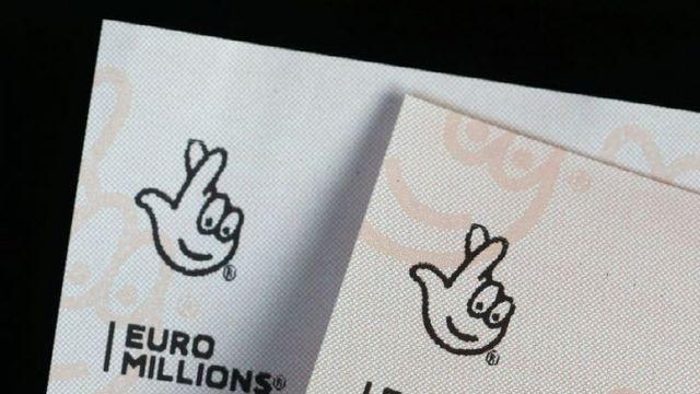 “세탁 맡겼음 큰일날 뻔”…코트 속 6개월 전 복권 ‘252억’ 당첨