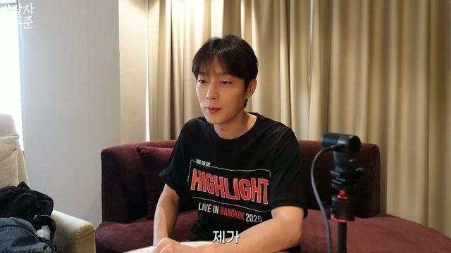 가수 윤두준이 아이폰17 프로를 건너 뛴 이유