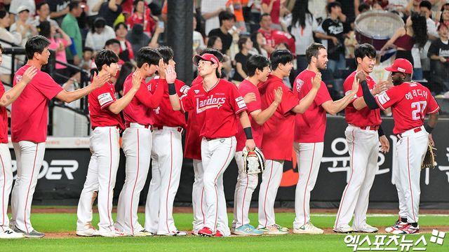 '3위 확정→준PO 직행' SSG, 불펜만 강한 게 아니었다...수비·포수·주루의 힘도 있었다