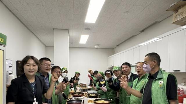 구리시 인창동 새마을지도자협의회·새마을부녀회, 추석맞이 독거노인 명절 음식 나눔