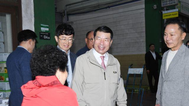 백경현 구리시장, 추석 앞두고 도매시장 찾아 따뜻한 장보기 동행