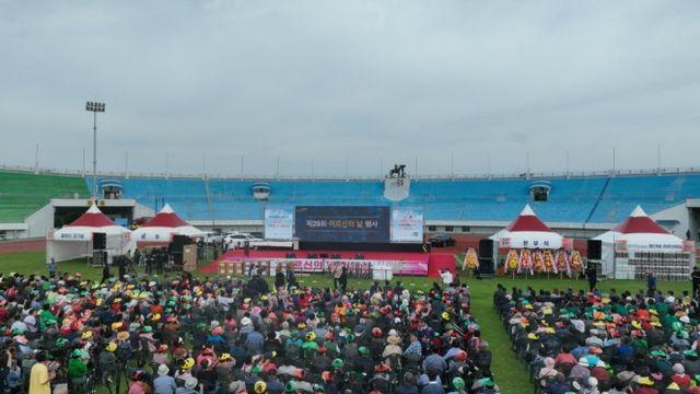 논산시, 어르신 웃음꽃 만개… 세대 화합 속 ‘어르신의 날’ 성료