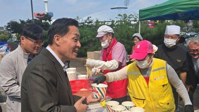 수원시자원봉사센터, 이동노동자 밥차 5년 만에 재개