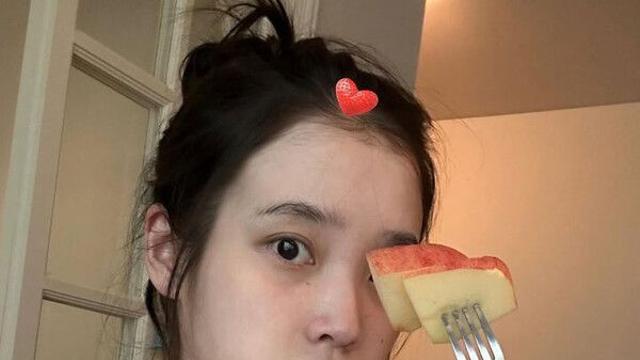 아이유 사과 먹다 찰칵…민낯에도 완벽 미모