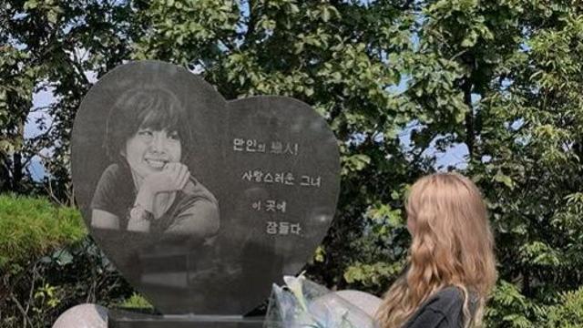 최준희, 母 최진실 묘소 찾았다 “엄마에게 꽉 찬 사랑 남기고 가”