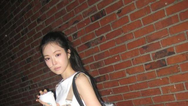 손나은, 이목구비 뚜렷…멜빵바지 소화