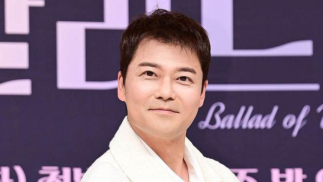 전현무, '가짜 열애설'도 끝…동생들은 줄줄이 장가, 진짜 결혼 언제쯤? [엑's 이슈]