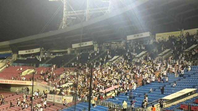 최종전 패배 후 56분, 경기장을 떠나지 않은 3000여 명의 팬이 만든 기적 [IS 잠실]