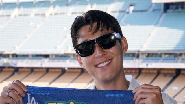 '선글라스 끼고 씨익' 손흥민, 쉬는 날에는 야구 삼매경! 시구 했던 다저스 응원 