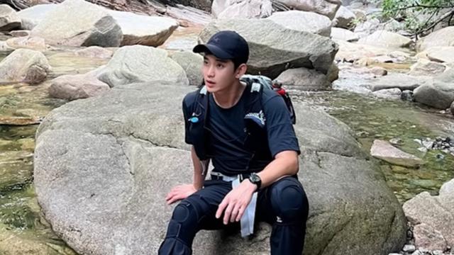 김수현, '무소식' 6개월만 산에서 포착…