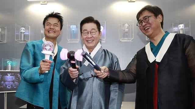 李대통령, 응원봉 들고 찰칵…무대서 '스트레이키즈' 직접 소개(종합)