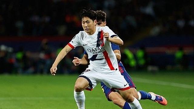 아! 이강인 골대…LEE 교체 출전 10분 맹활약→PSG, '유럽 최초' 바르사 원정 3연승 쾌거+2-1 역전승 [UCL 리뷰]