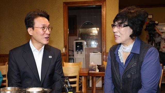 쌀 들고 청주 '천원식당' 찾은 金총리…