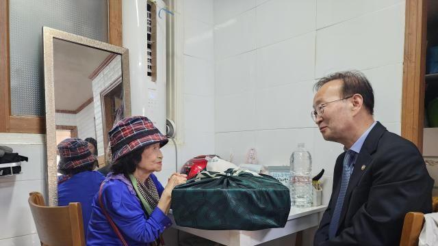 통일차관, 추석 앞두고 고령 이산가족 위로 방문