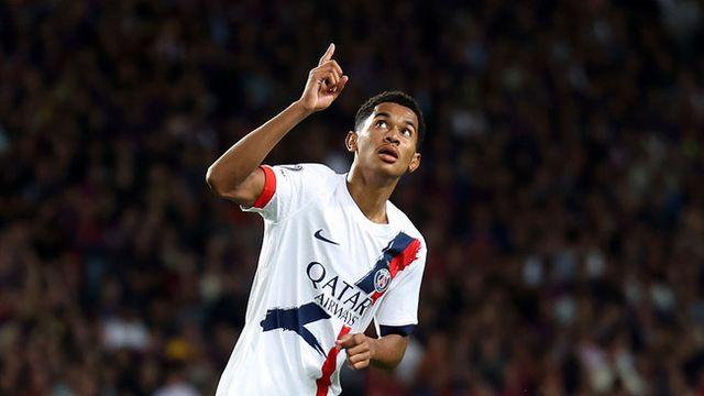 [UCL REVIEW] 골대 강타한 이강인 왼발 감아차기...'하무스 극장골' PSG, 바르셀로나에 2-1 역전승