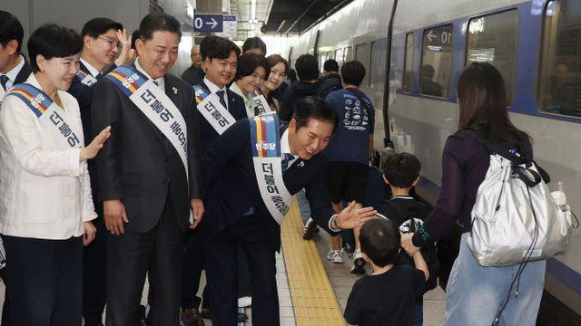 송편 빚고, 용산역 찾아…추석 민심 잡기 나선 여야