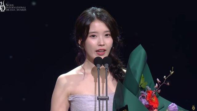 아이유, 여자연기자상 수상... “‘폭싹 속았수다’는 나의 프라이드” (서울드라마어워즈)