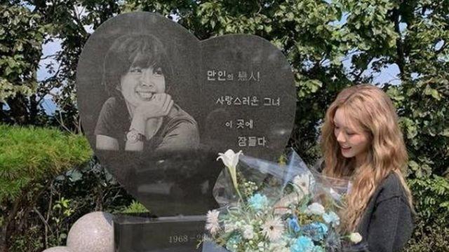故최진실, 오늘(2일) 17주기…묘소 찾은 최준희 “자주 못 와 미안해”