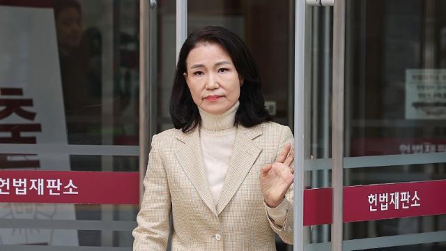 [1보] '헌법소원 제기' 이진숙 전 방통위원장, 선거법 위반 혐의로 자택서 체포