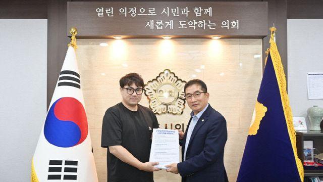 파주시의회, 산내마을 주민‘복합 커뮤니티 센터 조속한 건립’에 관한 서명서 전달