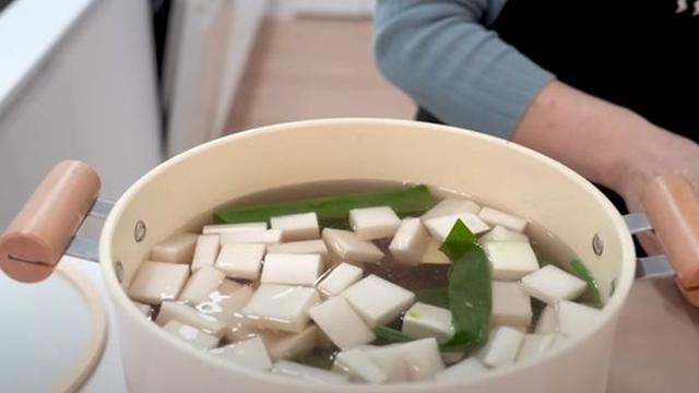 한번 만들어두면 온 식구가 즐기는 '명절 탕국', 뿌옇지 않고 깔끔하게 끓이는 법
