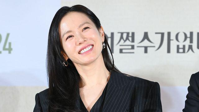 손예진, '스크린 공백' 서러웠나…7년만 무대인사서 오열 