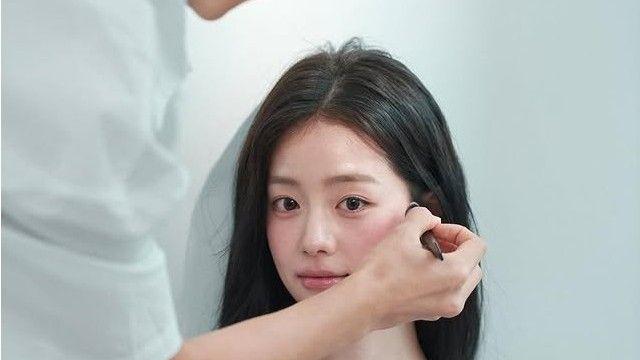 메이크업 받는 폭싹 학씨부인, 마녀 김다미 엄마